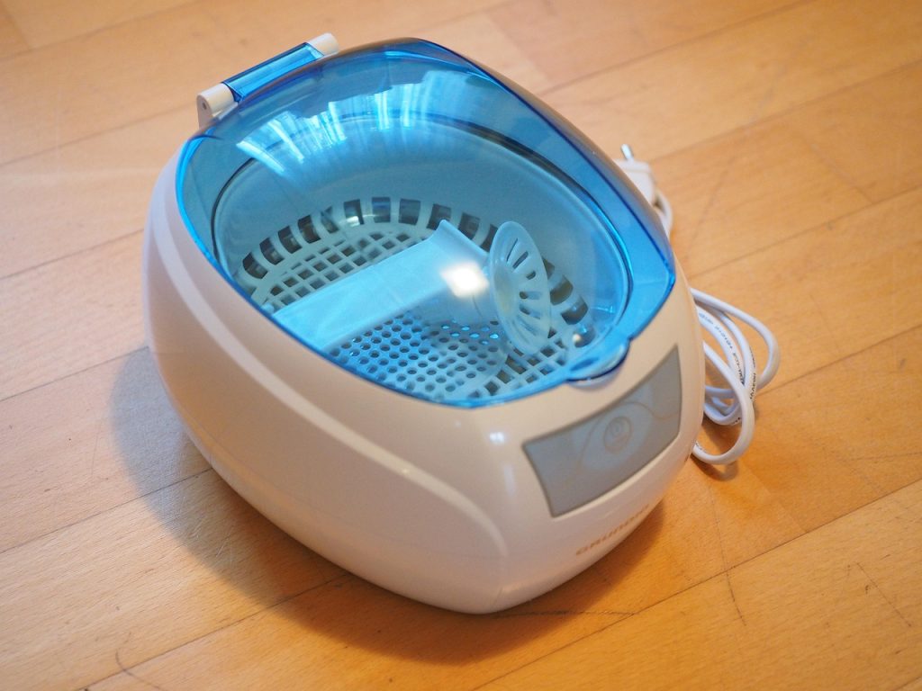 cleaning humidifier ultrasonic plate with soft brush and citric acid solution